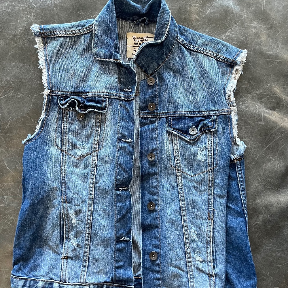 Denim vest with raw edge on sleeve